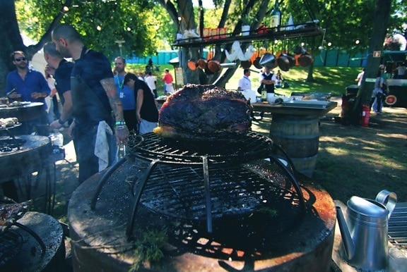 Persone, uomo, festival, barbecue, filo spinato, carne, carne cruda, folla