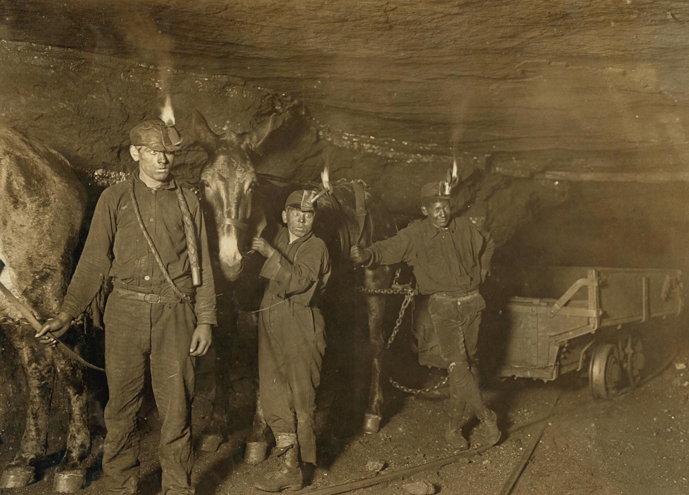 フリー写真画像: 人、人、子供、制服、軍人、鉱山、鉱山労働者、古い地下動作