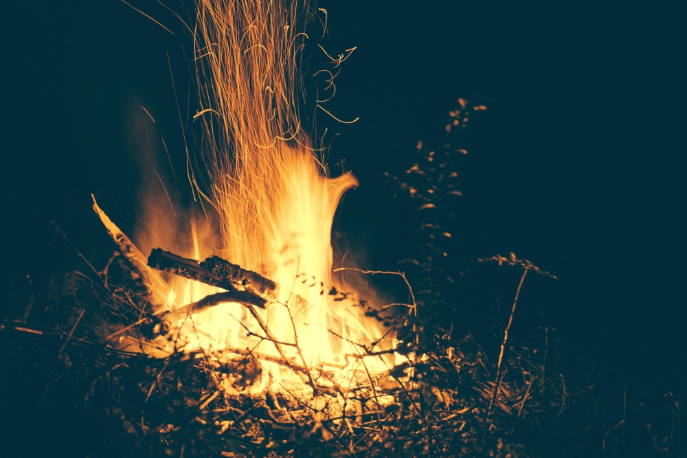 ngọn lửa bùng cháy, cháy, đốt lửa trại, đêm, bóng tối, tia lửa