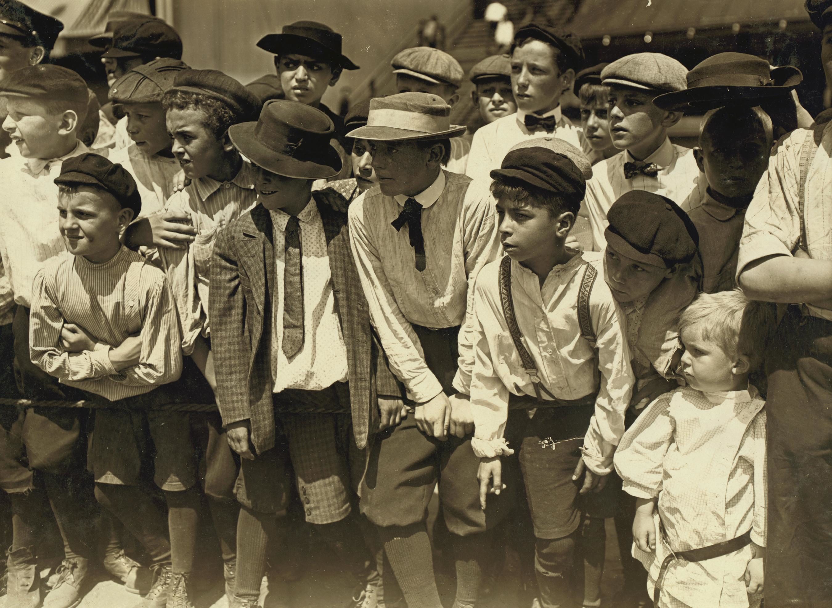 Как жили дети в 1930 годы. Льюис Хайн детский труд. Дети шахтеры Англии Льюис Хайн. Льюис Хайн фотографии. Льюис Хайн фотограф труд детей.