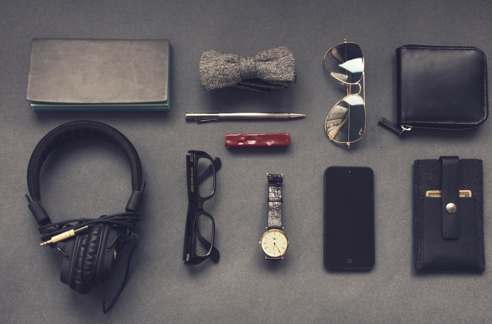 relógio de pulso, óculos, fones de ouvido, telefone celular, óculos de sol, equipamentos, carteira