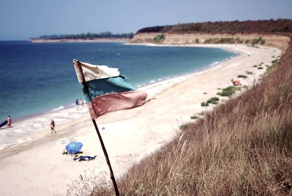 flag, beach, seashore, sea, water, ocean, sand, vacation, summer, coast