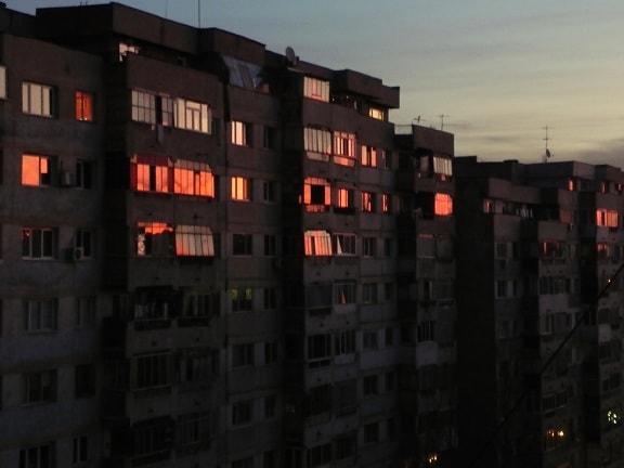 Ciudad, apartamento, urbano, arquitectura, noche, céntrico, fachada, exterior, crepúsculo