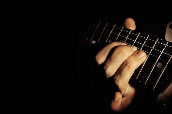 ギター、楽器、音楽、音楽家、音、音響、手、指、暗い