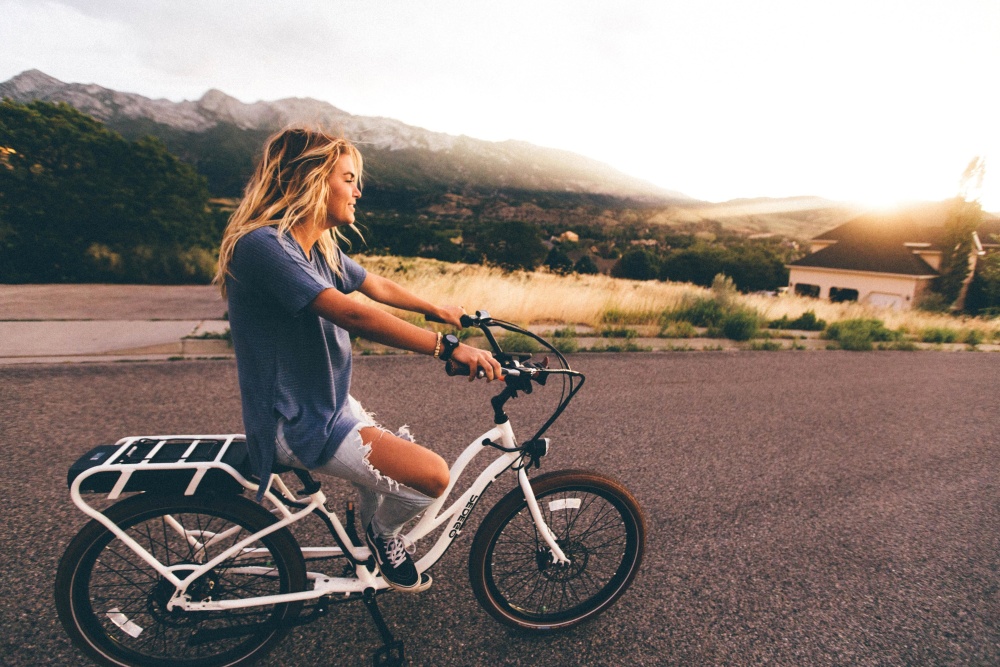 kolo, lijepa djevojka, žena, asfalt, bicikala, plava kosa