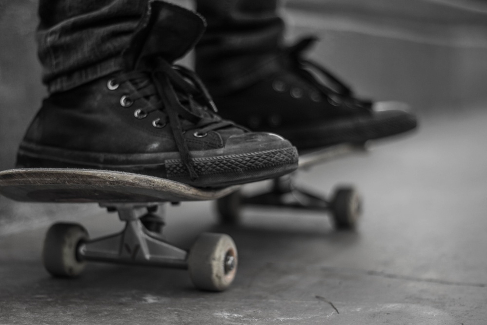 skate skor, sko, monokrom, asfalt, läder, skateboard