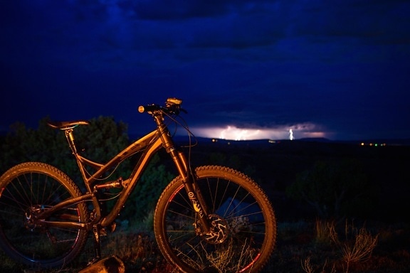 планински велосипед, колело, залез, Колела, нощ, превозно средство, небе, светлина, пейзаж