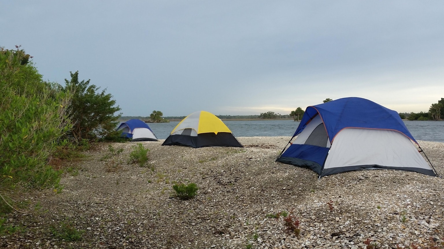 Big camps. Кемпинг на пляже. Палатка для пляжа. Палатки лагерь на пляже. Палатка квадратная.