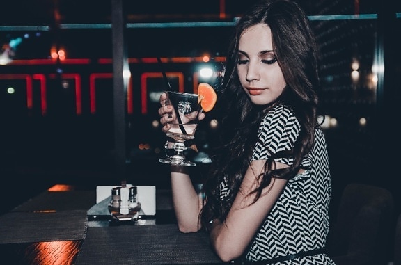 Мода, женщина, красивая девушка, фруктовый сок, фруктовый коктейль, портрет