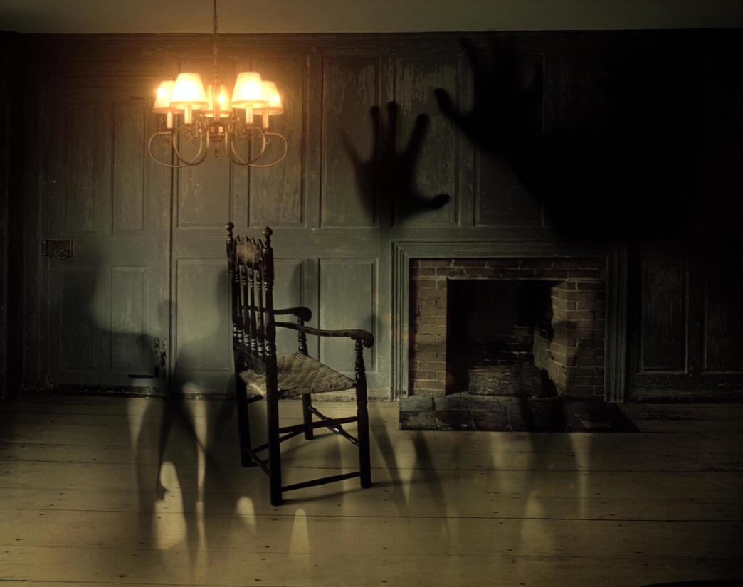フリー写真画像 ゴースト 暗い 部屋 インテリア ランプ 椅子 フォト モンタージュ