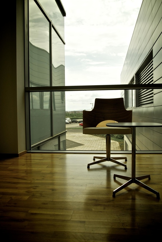 pomieszczeniu, okna, architektura, pokój, meble, nowoczesne, krzesła