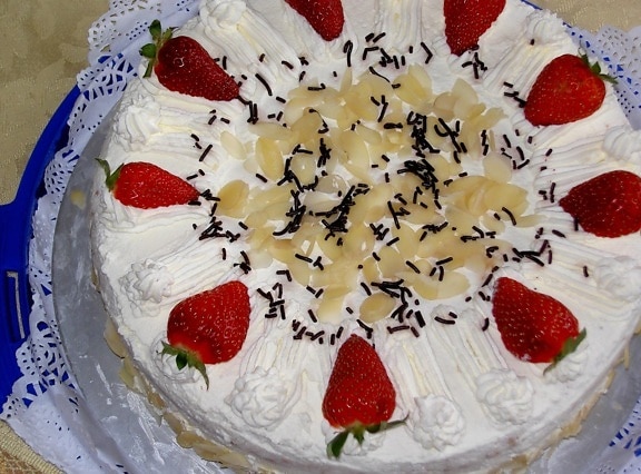 cream, sweet, cake, strawberry, food, berry, delicious, chocolate