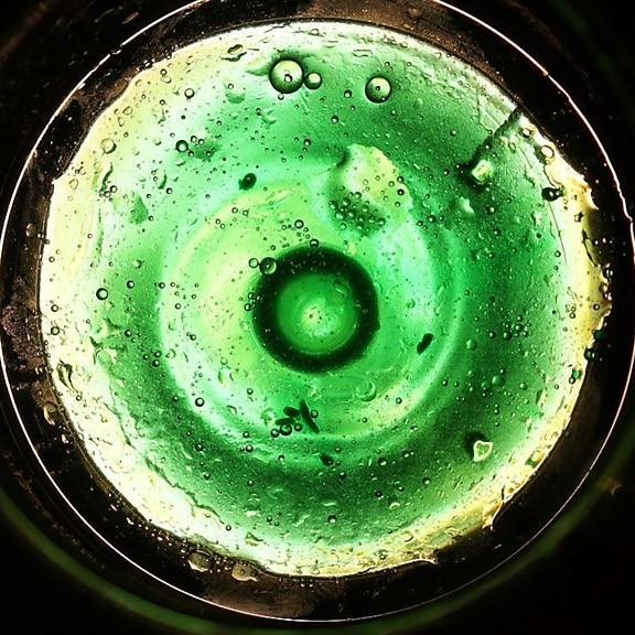 รายละเอียด uminescence สีเขียว แมโคร เปียก ฟอง แก้ว ของเหลว