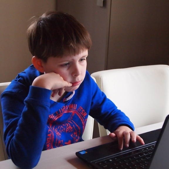 เด็ก เด็ก อินเตอร์เน็ต แล็ปท็อปคอมพิวเตอร์ เทคโนโลยี ห้อง นั่ง