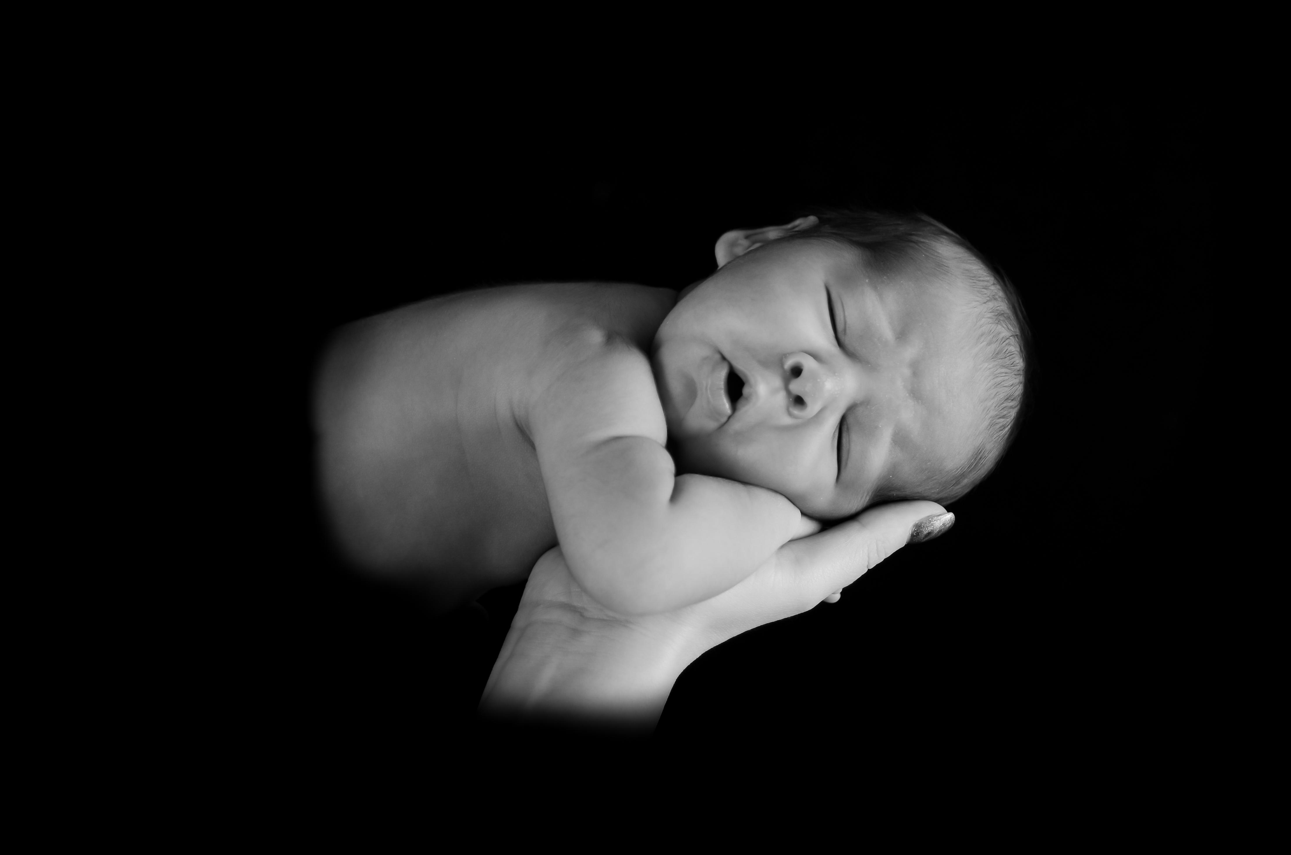 clipart in bianco e nero della neonata