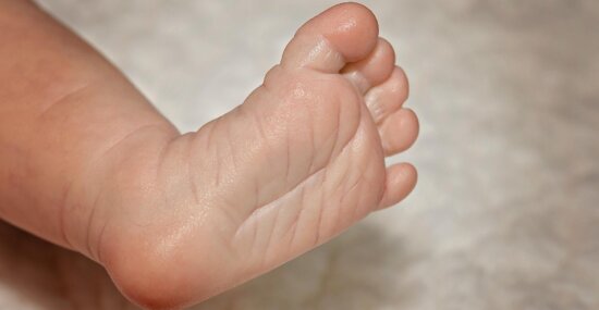 mano, pie, pies descalzos, dedo, niño, recién nacido, con la piel joven,