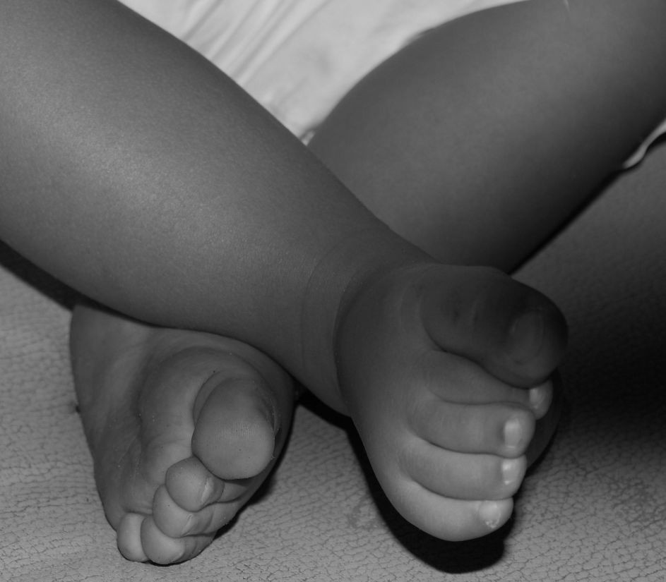 foten, jente, monokrom, baby, folk, kvinne, barføtt, barn, fødselspermisjon