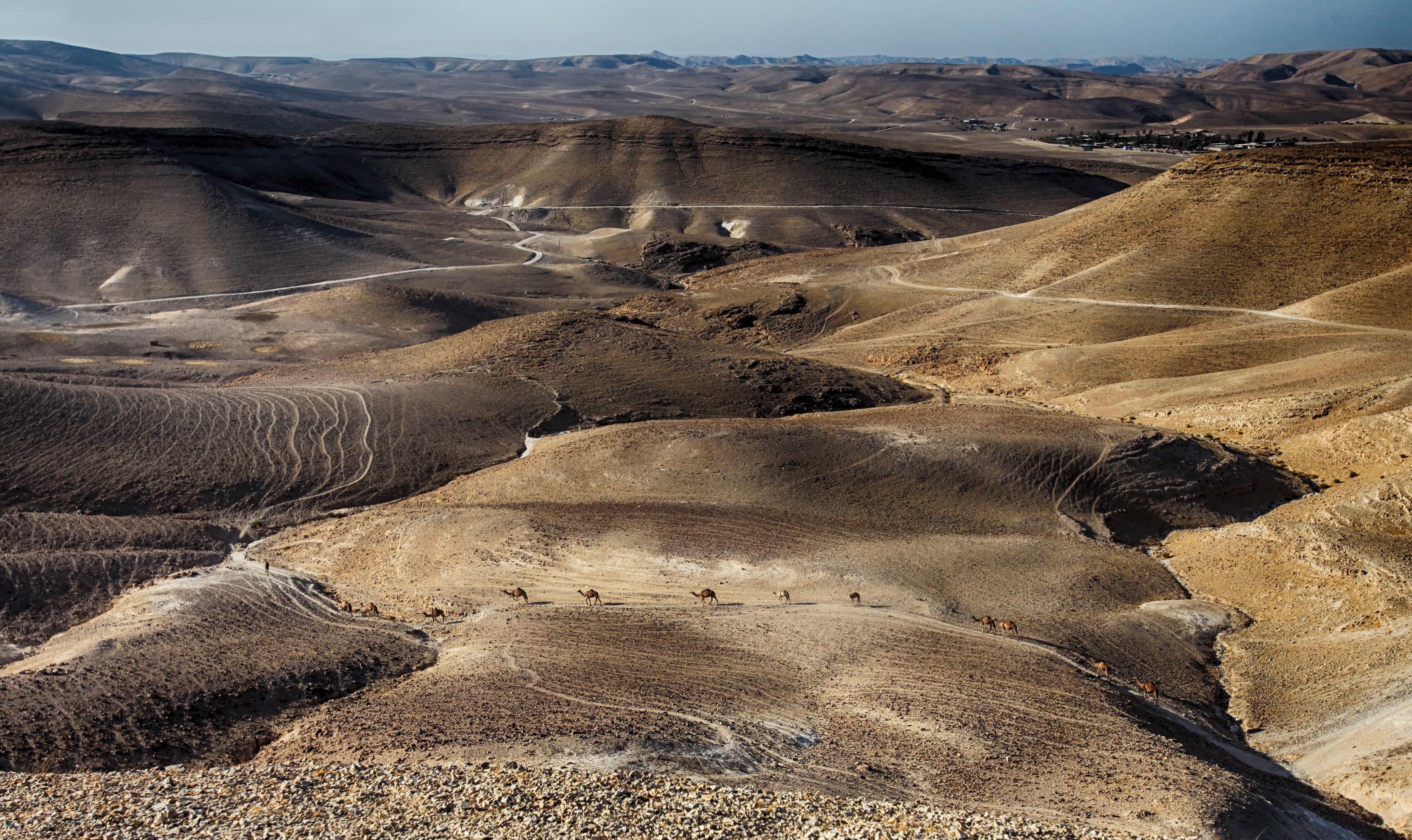 Uma paisagem surreal de deserto onde a areia movediça cai 00489 02