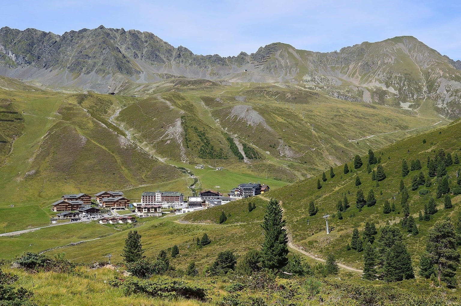 Горный открыть. Австрийские горы Долина с барашками. Fergana Valley on the Sky.