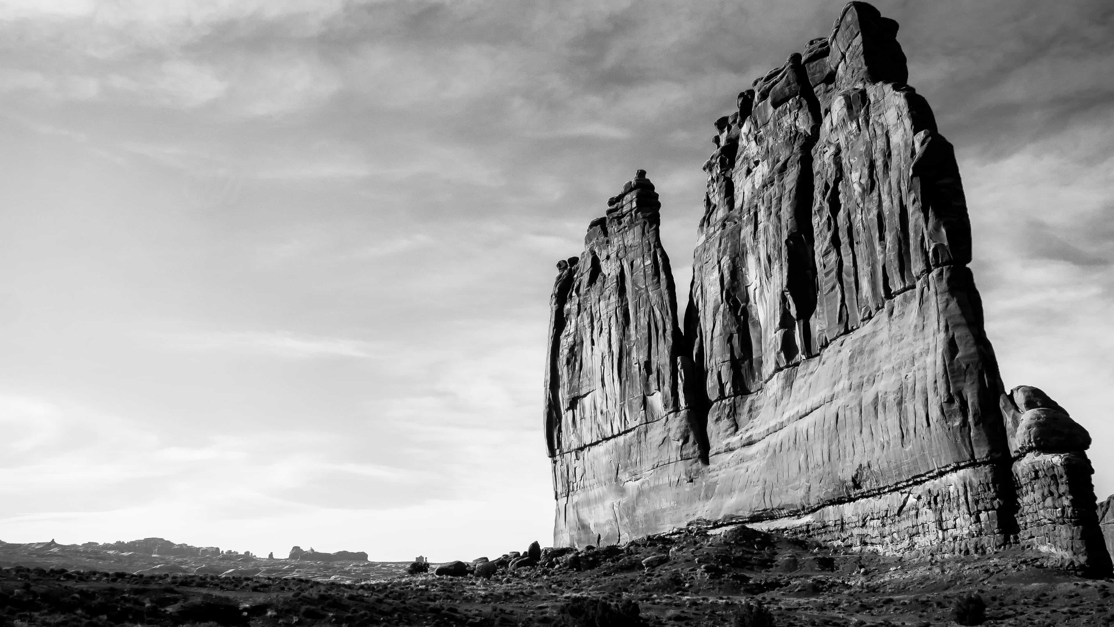 フリー写真画像 屋外 山ピーク モノクロ 巨石 石 地質 空