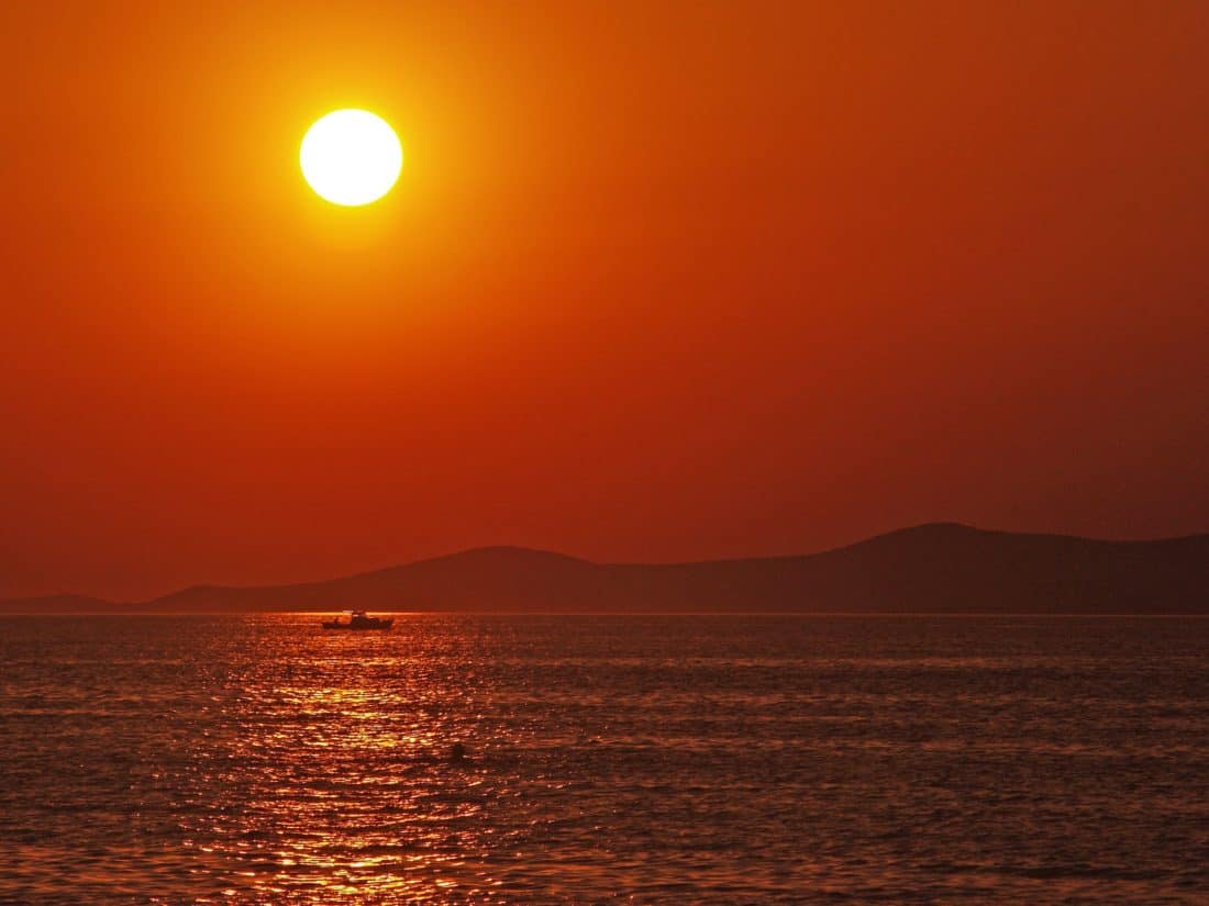 フリー写真画像 日の出 日光 夜明け 太陽 夕暮れ 水 海 日の出 空 海