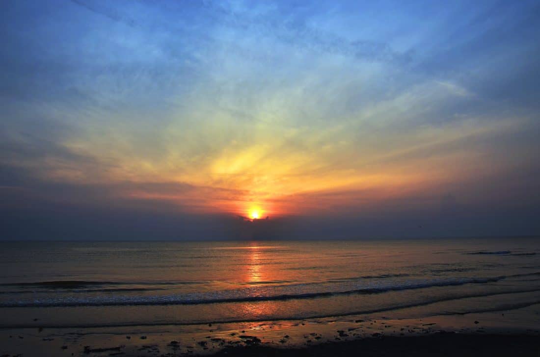 フリー写真画像 日の出 空 雲 太陽 夜明け 水 ビーチ 海 海 空 日の出
