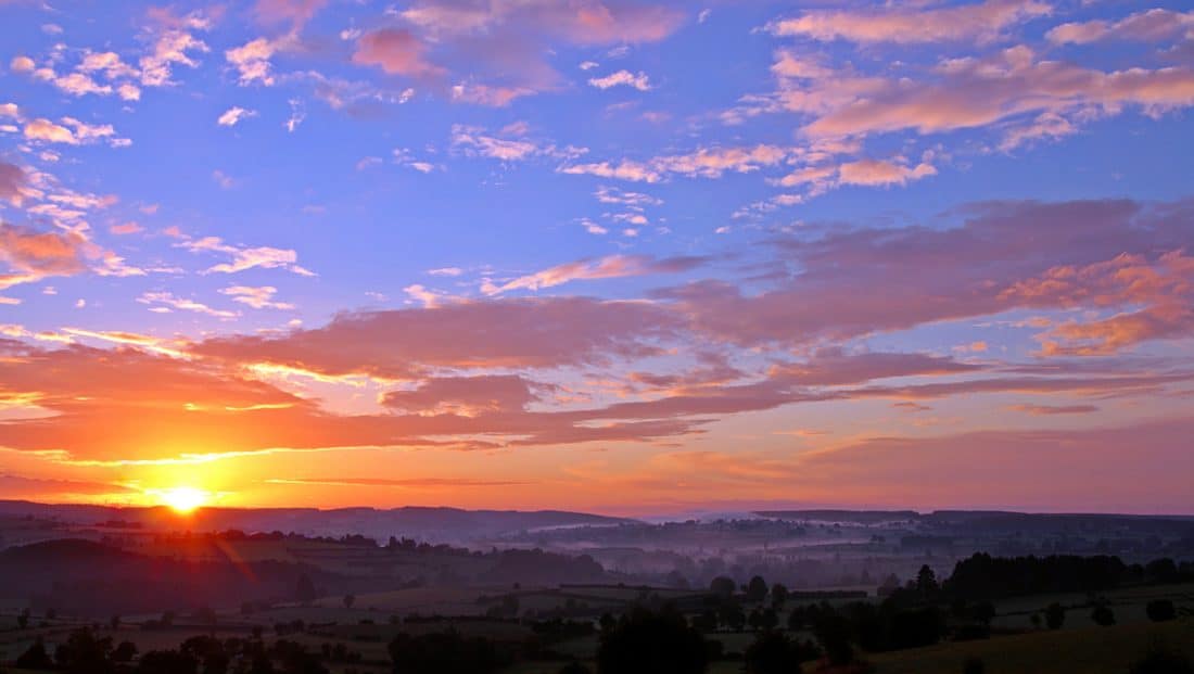 フリー写真画像 日の出 シルエット シャドウ 夜明け 夕暮れ 太陽 空 自然 雰囲気 風景