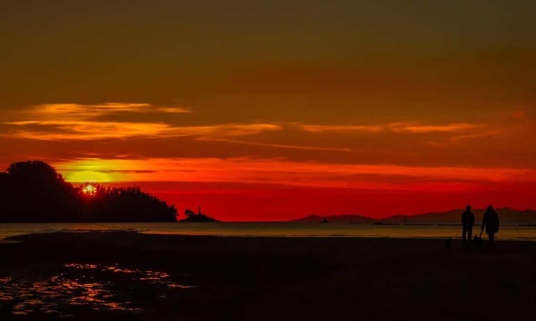 พระอาทิตย์ขึ้น คืน สีแดง รุ่งอรุณ ค่ำ อาทิตย์ ฟ้า พระอาทิตย์ขึ้น ภูมิทัศน์ มหาสมุทร