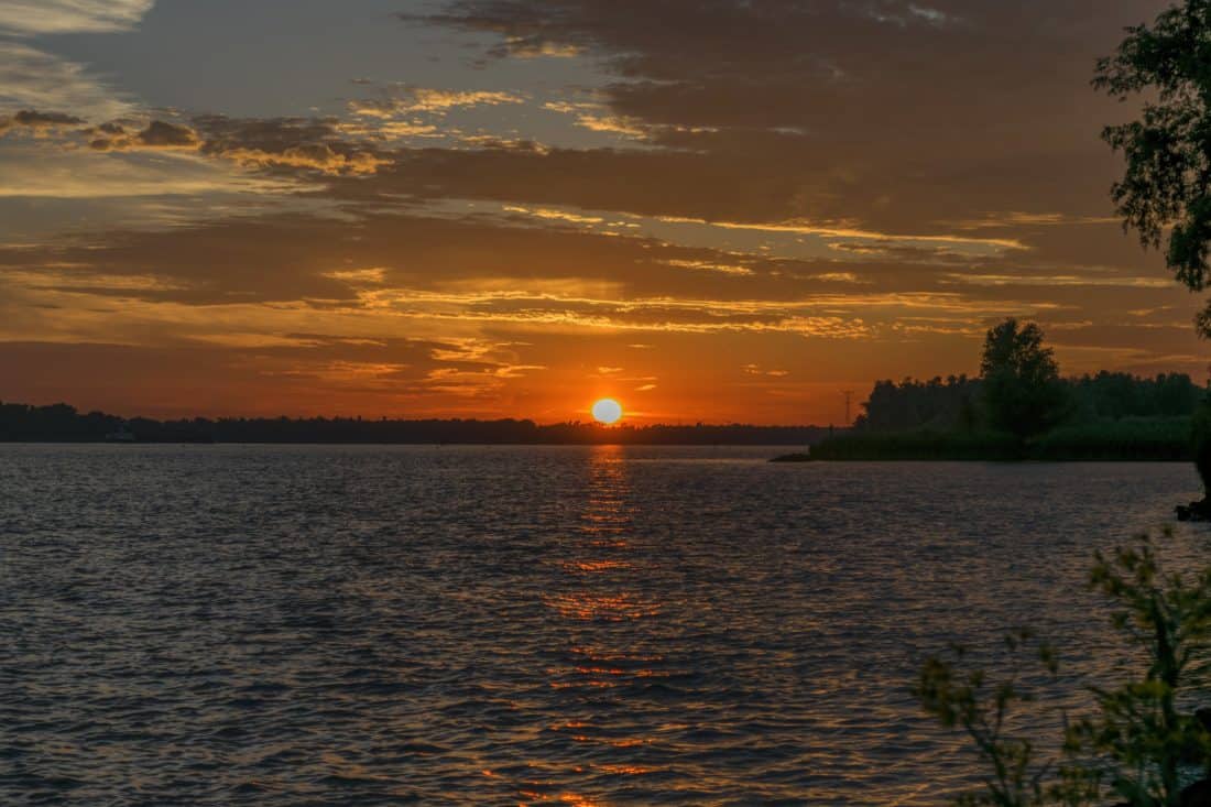 フリー写真画像 日の出 水平線 シルエット 水 夜明け 夕暮れ 太陽 反射 海 海