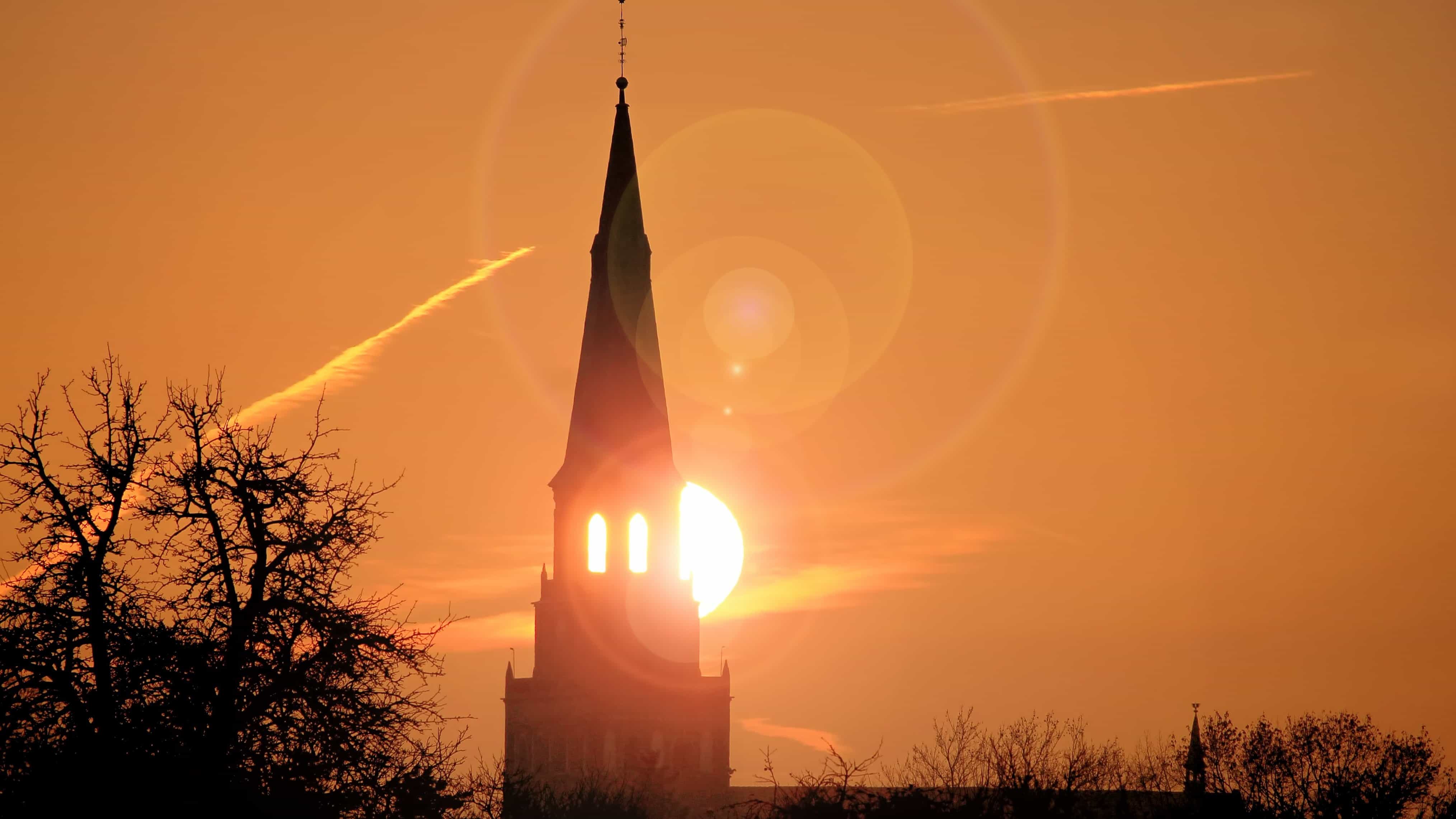 フリー写真画像 夜明け 日の出 ツリー シルエット 建築 教会 宗教 古い 屋外