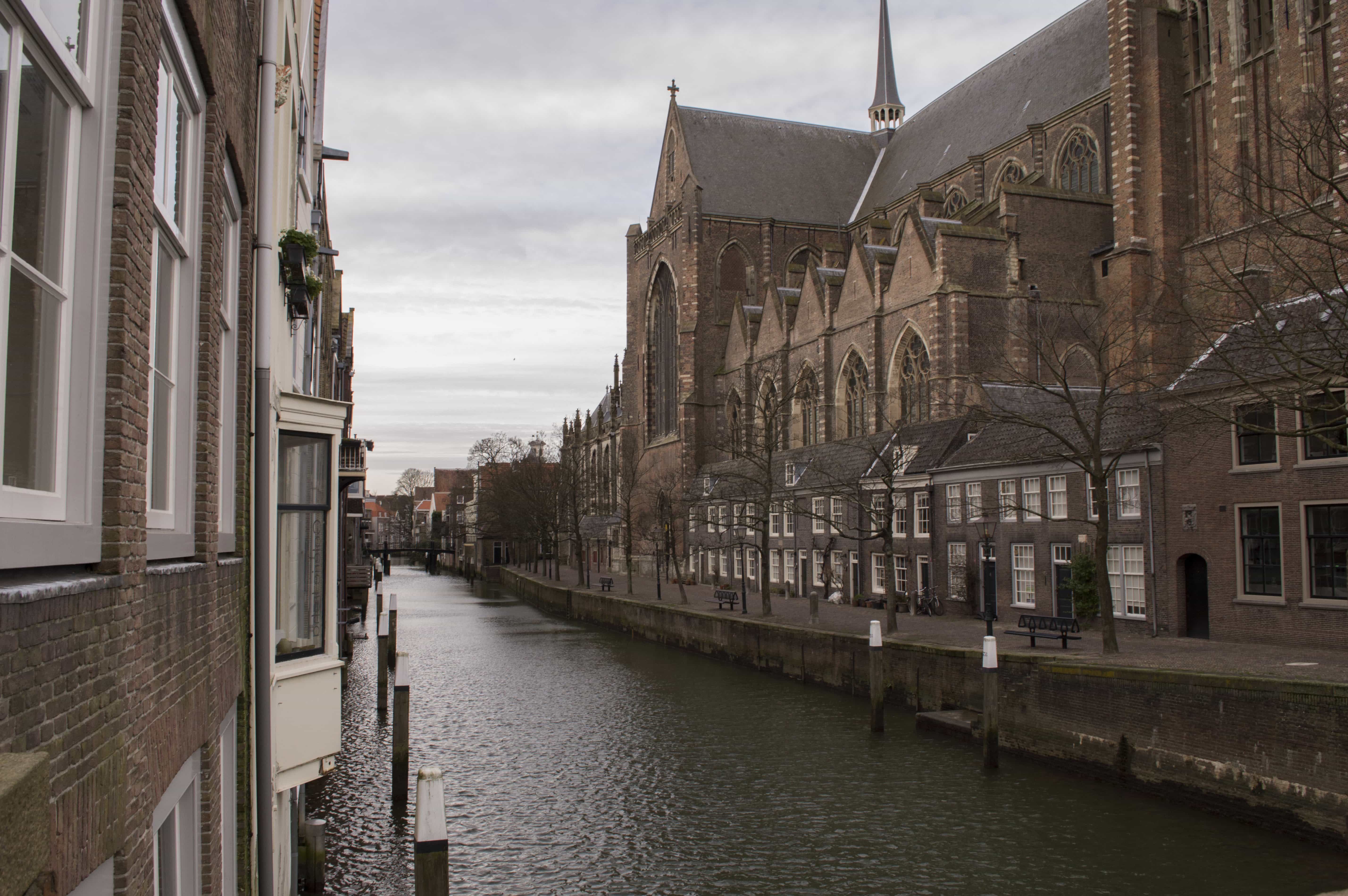 Street river. Дордрехт Амстердам. Дордрехт улицы. Улица с рекой. Город с водными улицами.