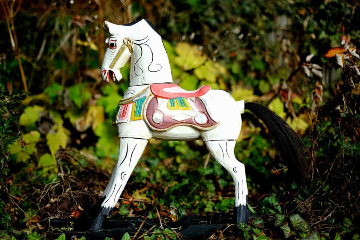 Кінь іграшка фігури, листя, природи, трава