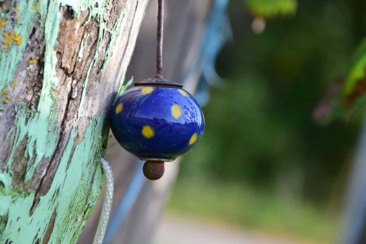 bois, corde, metal, bleu, nature, lumière du jour extérieure, objet,