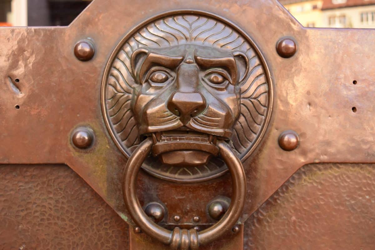 León de cabeza, de acero, anillo, retro, hierro, metálicos, viejo, antiguo, de madera