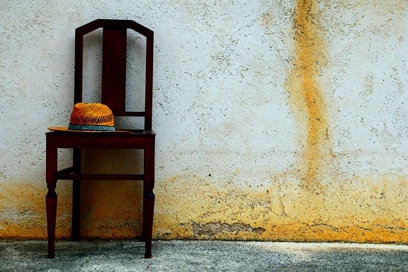 家具、屋外、日光、古い、レトロ、壁、椅子、帽子