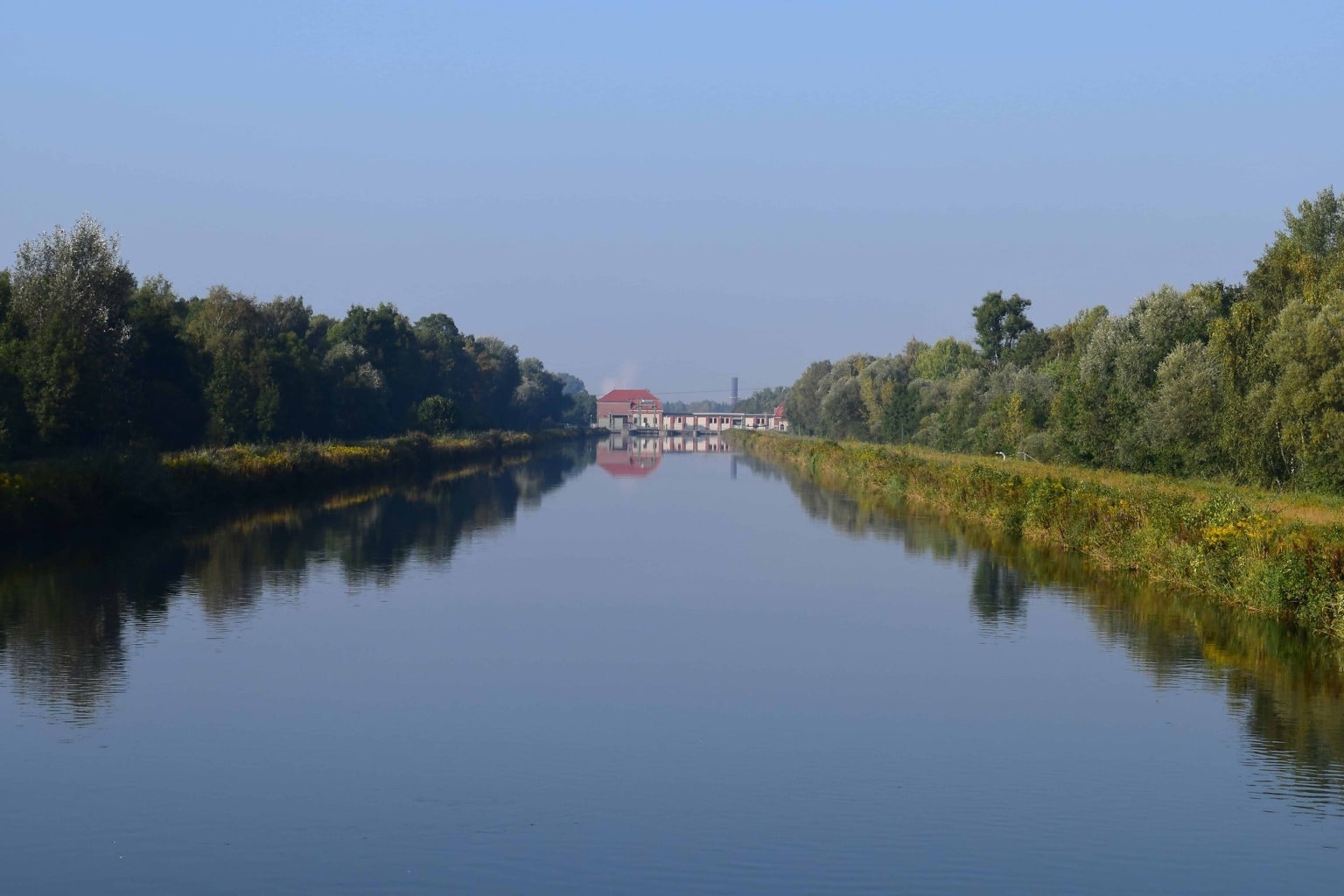 Изображена река. Речной пейзаж. River channel.