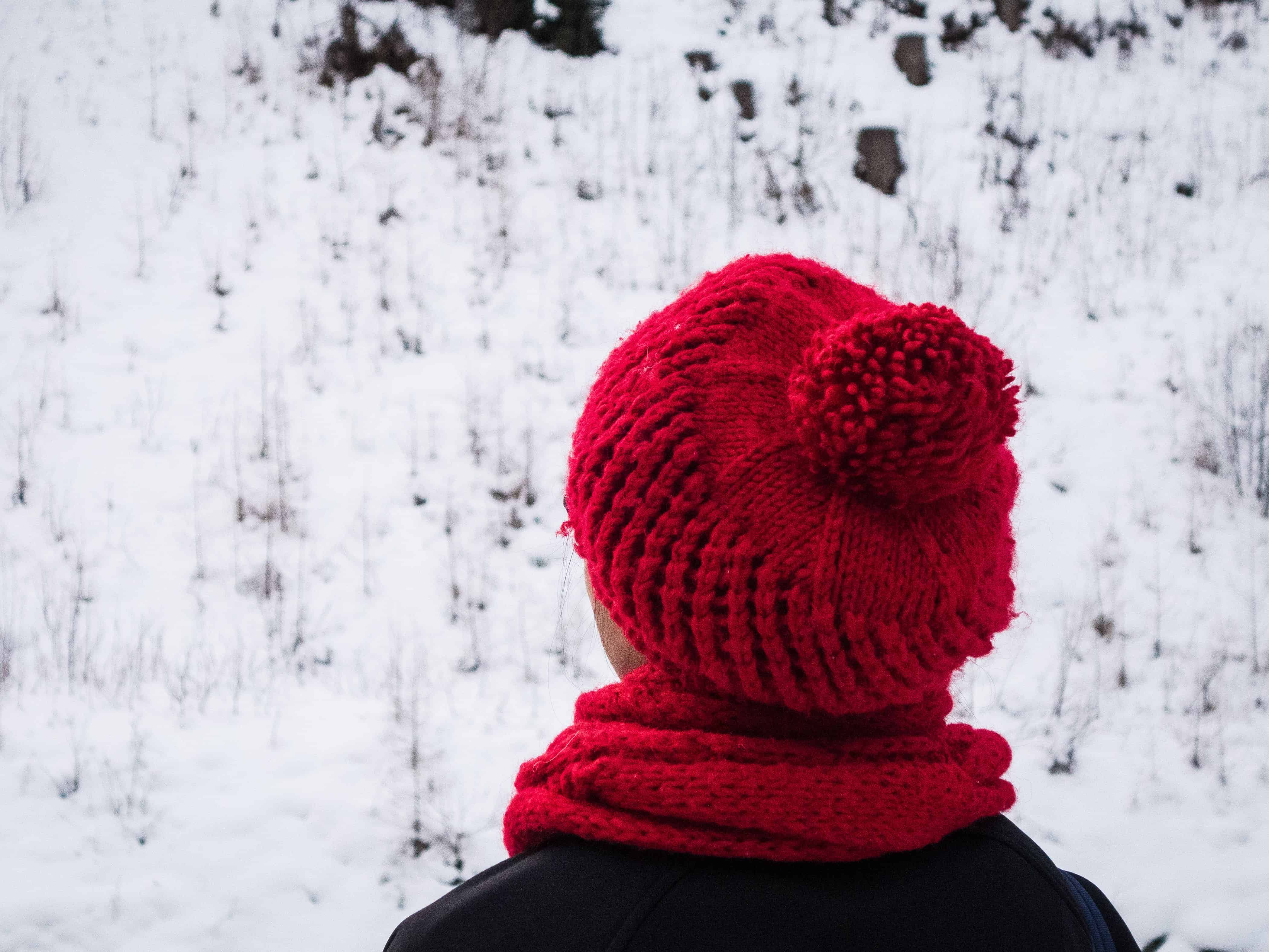 Слушать песню холодно на морозе. Много шапок. Шапка вредный. Старая красная шляпа в снегу картинки. Cold Colors photos.