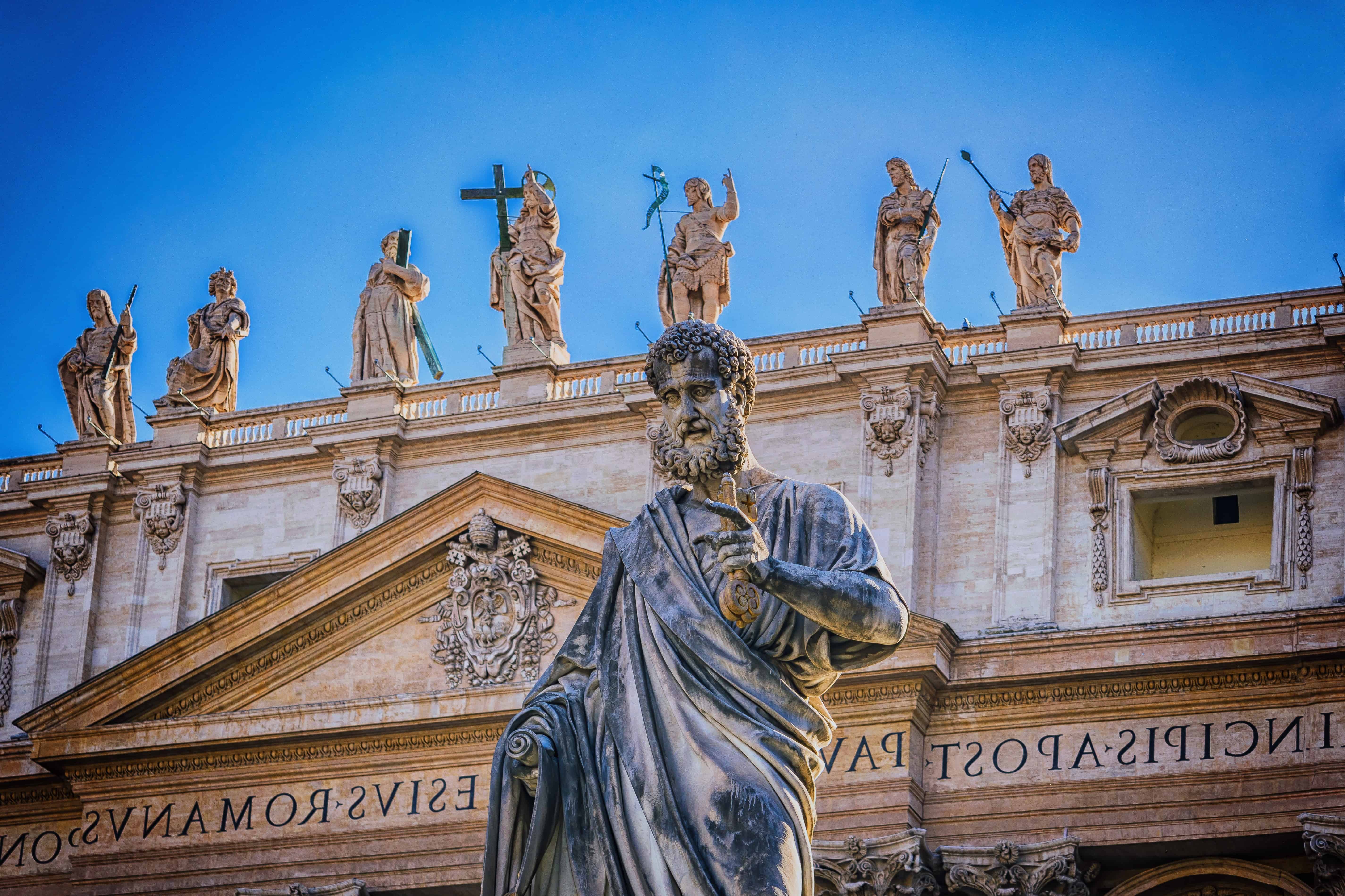 Святой петра великого. Статуя Святого Петра в Ватикане. Статуя Святого Петра в соборе Святого Петра.