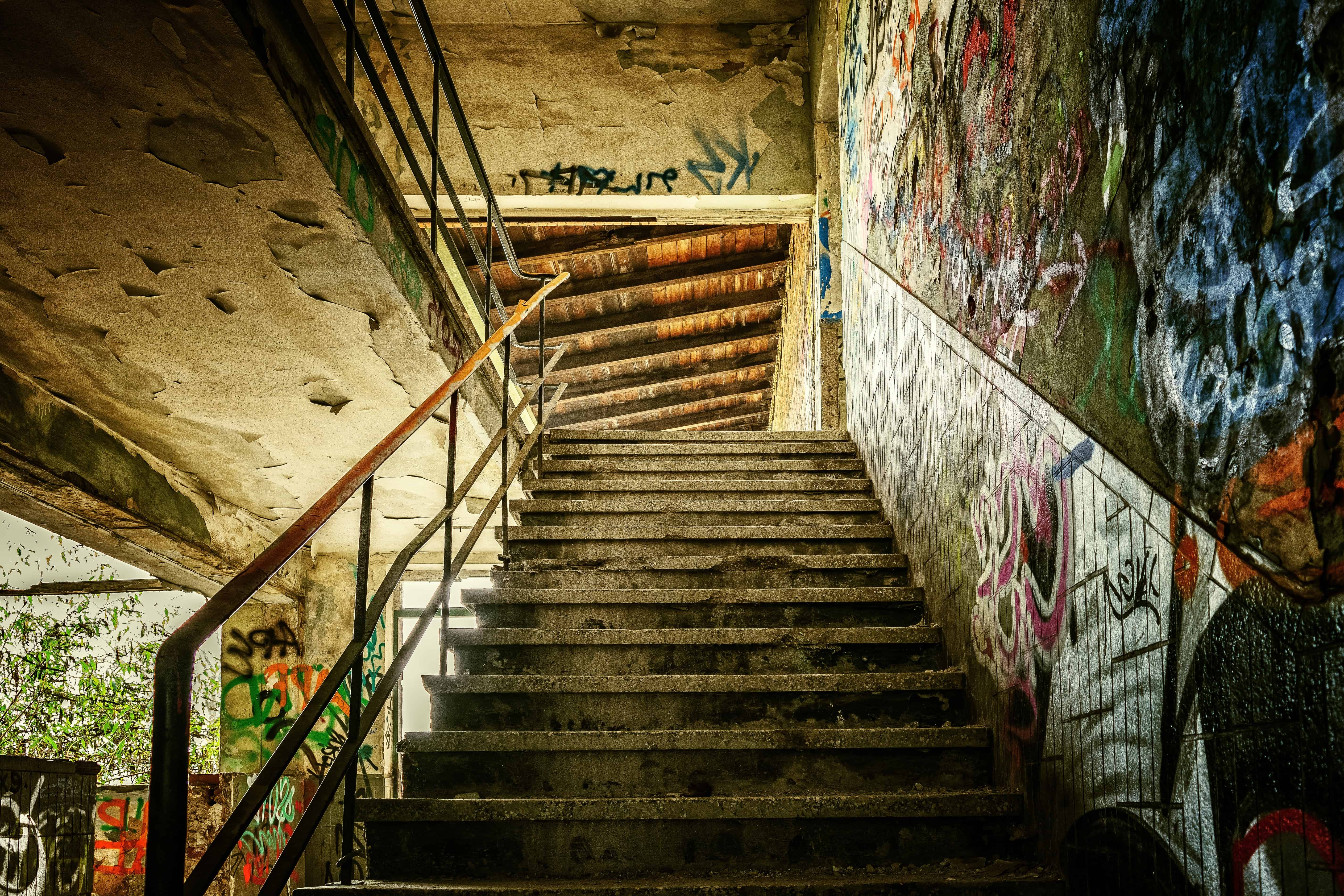 Ужасные лестницы. Старая лестница. Лестница в подъезде. Старый подъезд. Страшная лестница.