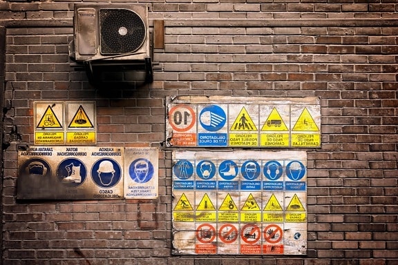 ondertekenen, waarschuwing, oude, stedelijke, air conditioning, street, bakstenen muur