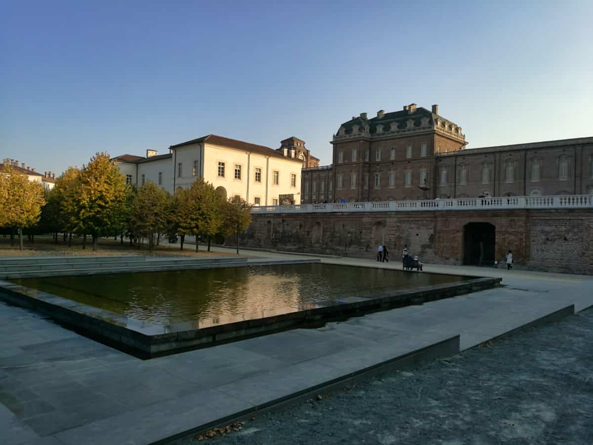exterior, lake, fountain, architecture, museum, water, palace, fortress, castle, city