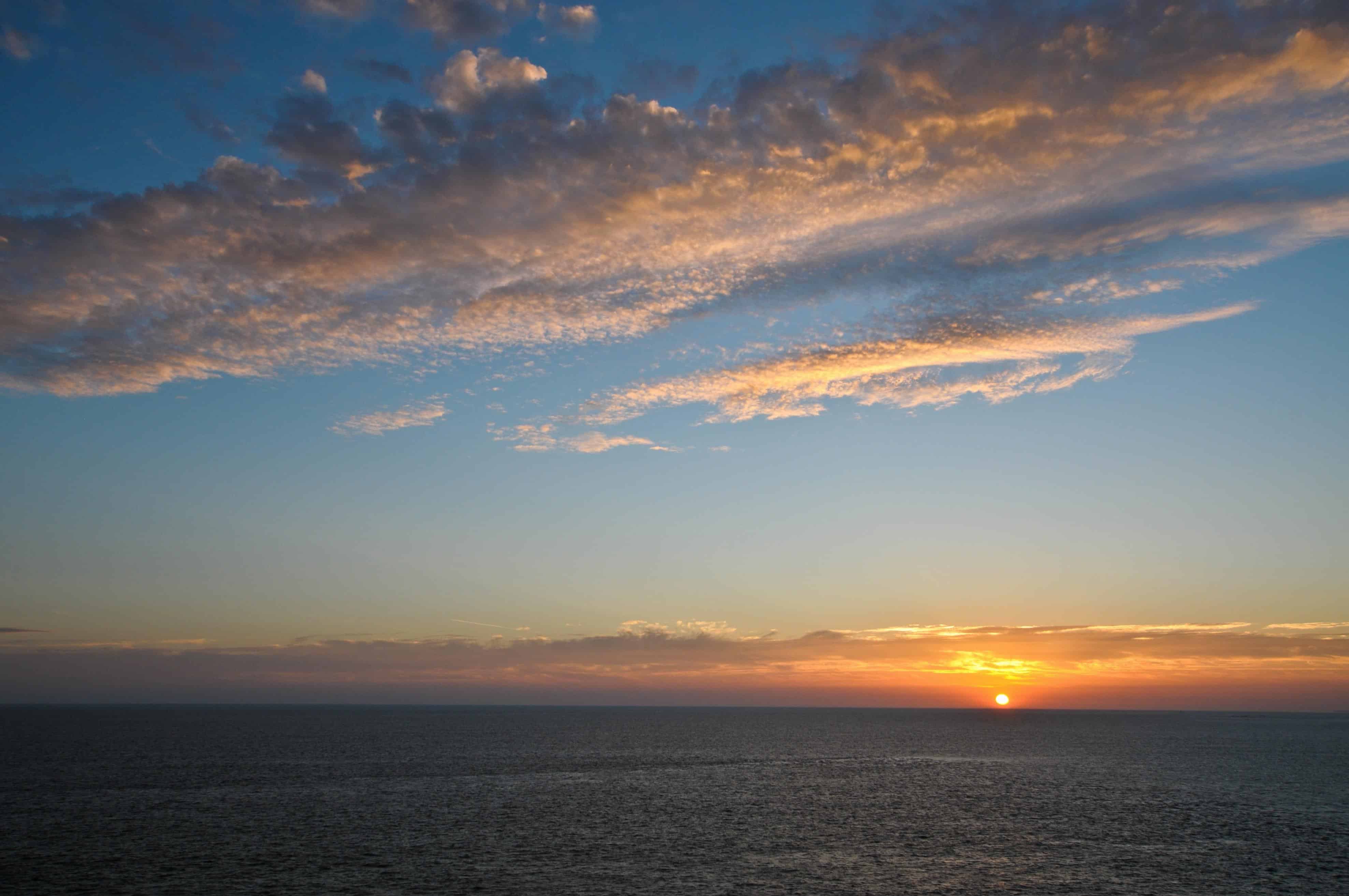 フリー写真画像 風景 夕暮れ時 海 空 夕日 夏 水 太陽