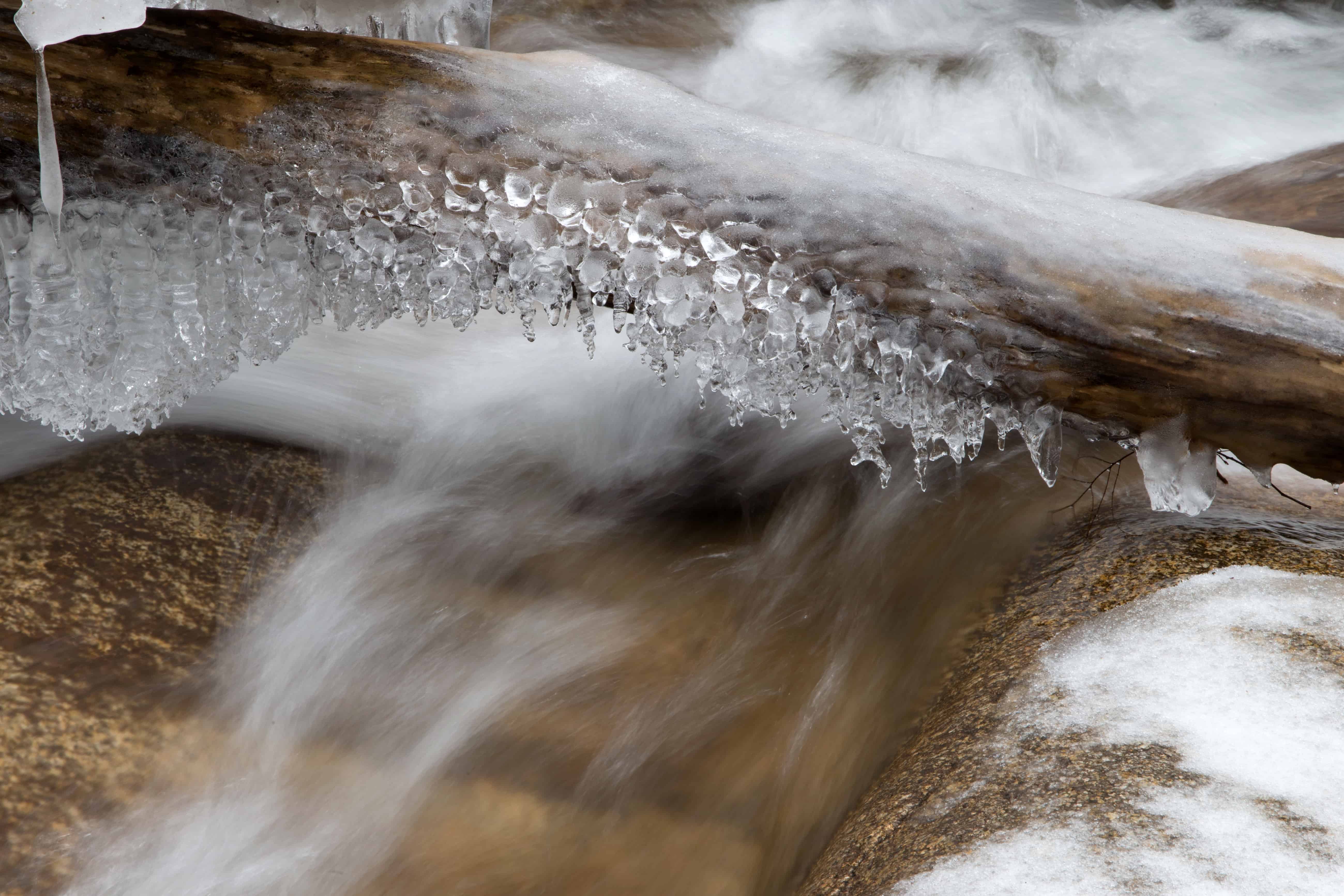 Поток холода. Холодный поток. Пена воды от водопада. С кипящей водой водопад.