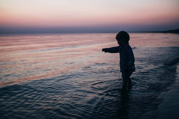 เด็ก มหาสมุทร ทะเล ชายทะเล หาด ซันเซ็ท รุ่งอรุณ น้ำ ซัน ทราย