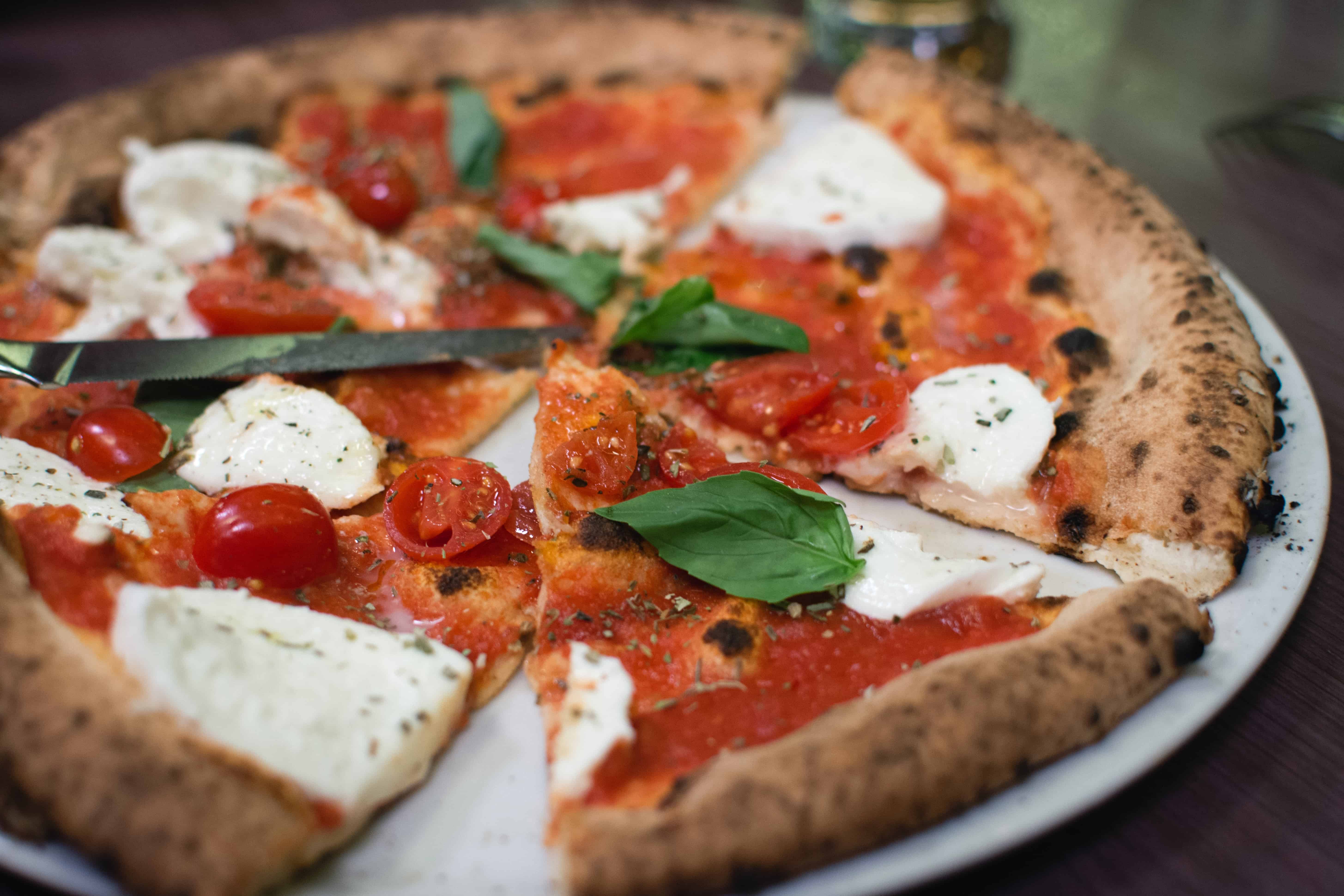 フリー写真画像 ピザ イタリア料理 トマト モッツァレラチーズ ランチ チーズ 料理 ディナー