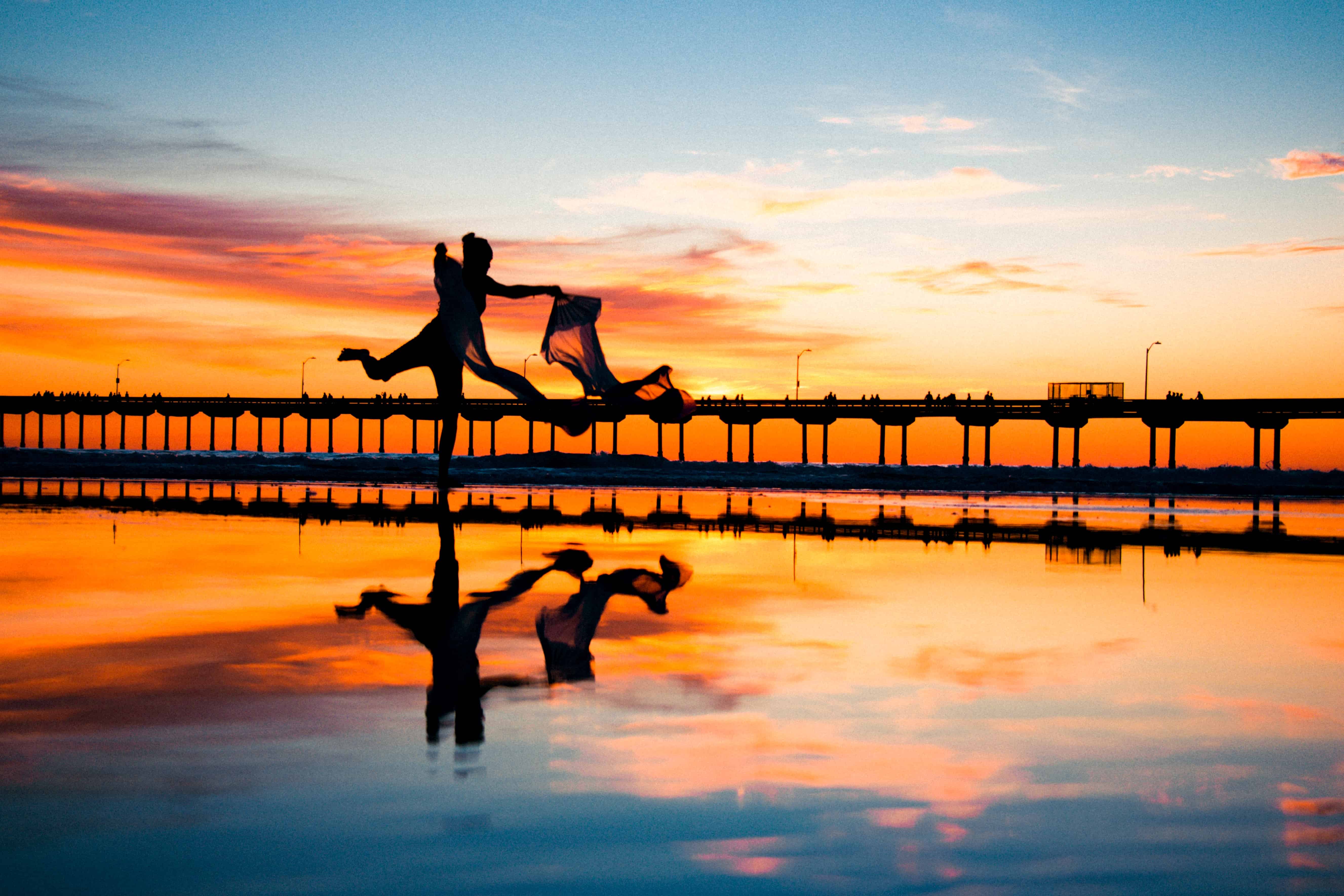 フリー写真画像 シルエット 日没 水 海 反射 ビーチ 夜明け 太陽 桟橋 海 空