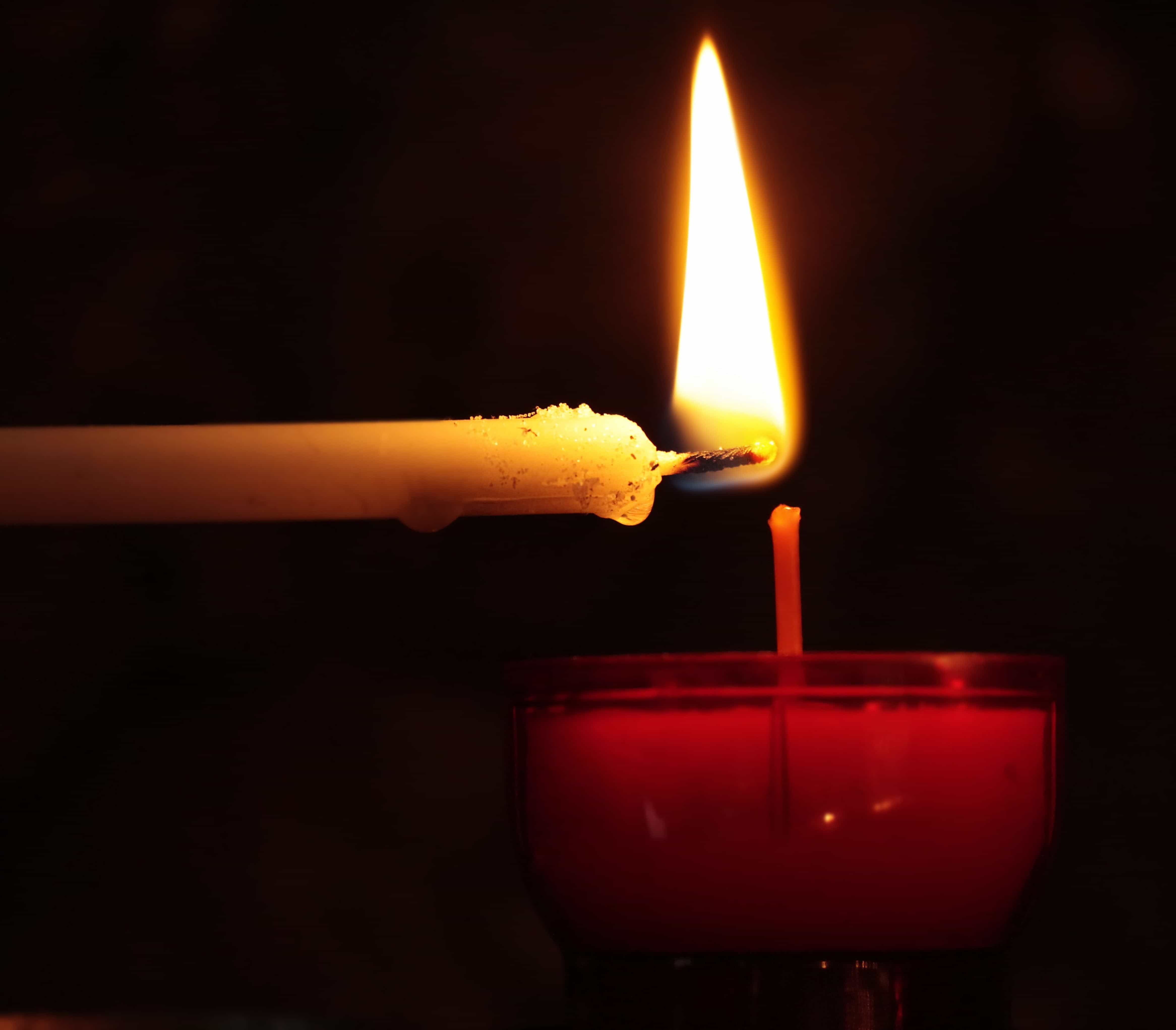 Зажгем свечи. Зажженная свеча. Зажигательная свеча. Свеча без огня. Зажечь свечу.