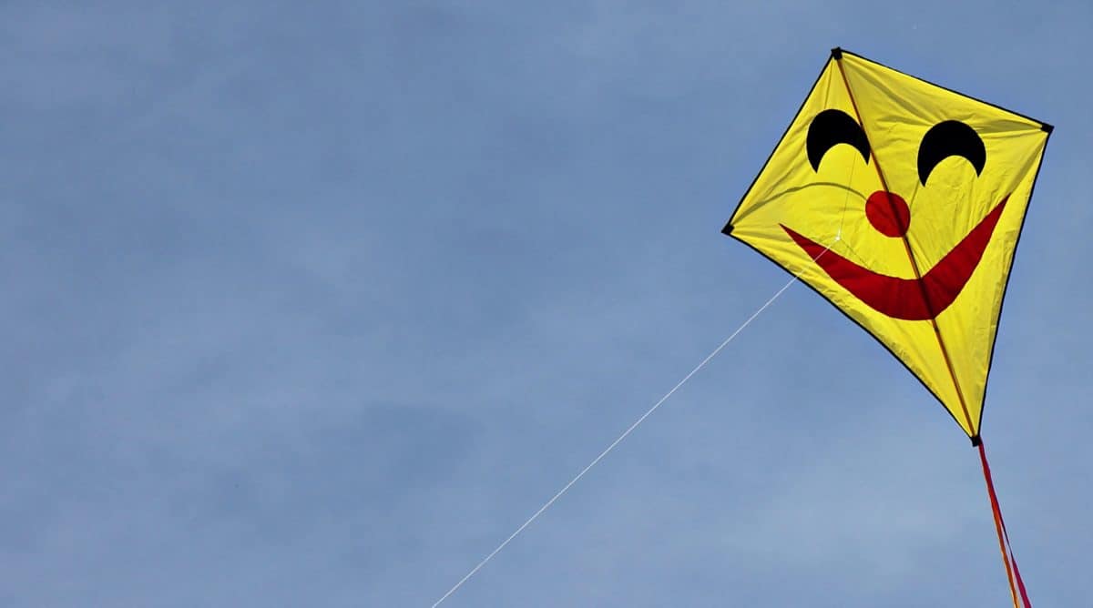 黄色の凧は、青い空、屋外、ドラゴン、風, 楽しい, ロープ, おもちゃ