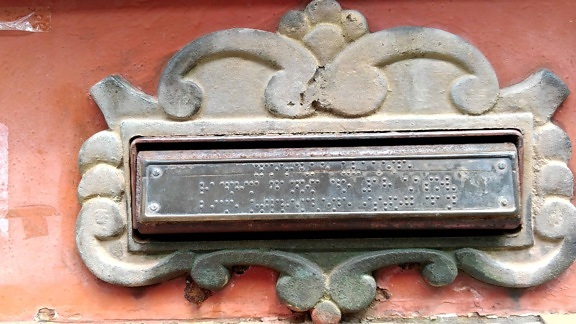 Braille-alfabeto antigo, velho, caixa de correio, metal, aço, ferro fundido
