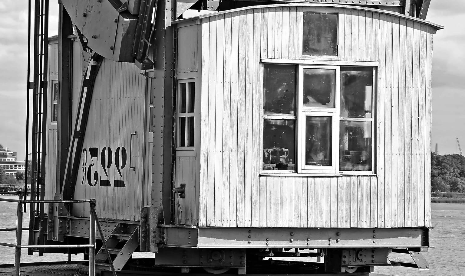 Серый трейлер. Кабин крана портового. Harbour Crane. STS Crane Cabin. Cargo картинка.